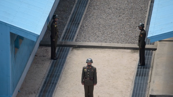 朝鲜军人在板门店共同警备区域（JSA）站岗。