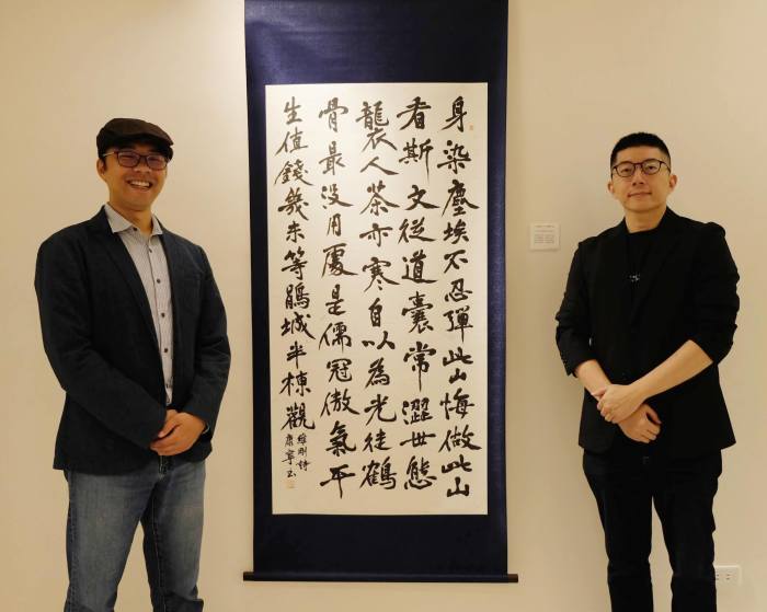 2023年11月24日专访蔡孟宸（右）、何维刚（左）“腹有诗书气自华：青年诗人×青年书家交流展”于蕙风堂宣纸图书部艺廊。