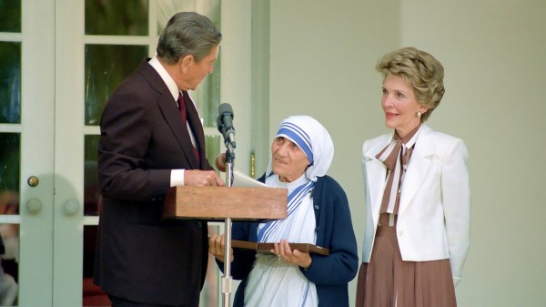 德蕾莎修女（中）從美國總統隆納·雷根手中接受總統自由勳章