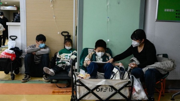 2023 年 11 月 23 日，北京一家儿童医院的孩子们正在接受输液。(Photo by JADE GAOAFP via Getty Images)