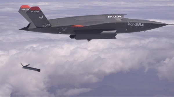 2021 年 3 月 26 日，XQ-58A Valkyrie 在亚利桑那州美国陆军尤马试验场测试场进行的测试中展示了 ALTIUS-600 小型无人机系统的分离。这次测试是武器首次舱门在飞行中打开。 （美国空军提供照片）