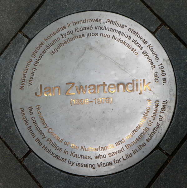 位於波羅的海國家考納斯市的匾額，紀念荷蘭代理領事傑恩.茲戴克（Jan Zwartendijk）,他在二戰期間，1940年夏天拯救了2,000多名猶太人免遭大屠殺。
