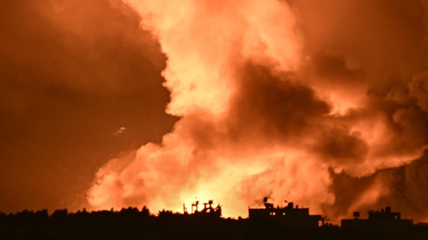 2023年11月4日，此圖片是在以色列與加沙走廊邊境斯德羅特附近的位置拍攝，顯示以色列軍隊對巴勒斯坦飛地進行空襲後，火光滾滾。