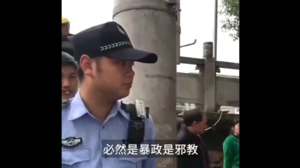 中國民眾懟警察