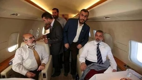 哈馬斯政治局主席哈尼亞與兒子及其他哈瑪斯高官，乘坐私人飛機和入住高級飯店。（圖片來源：X）