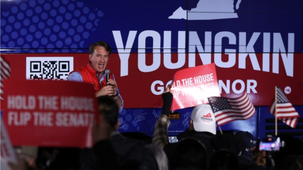 2023年11月5日，共和党人、弗吉尼亚州州长杨金在年末选举前呼吁选民出来投票。（Alex Wong/Getty Images)