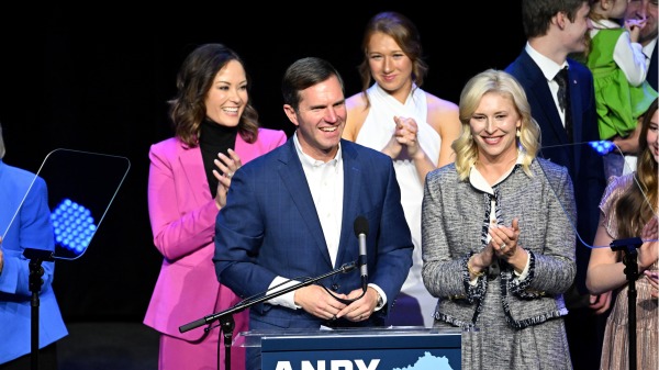 2023年11月6日晚，民主党州长贝希尔（Andy Beshear）在肯塔基州选举中赢得连任，当晚他发表胜选演说。（ Stephen Cohen/Getty Images)
