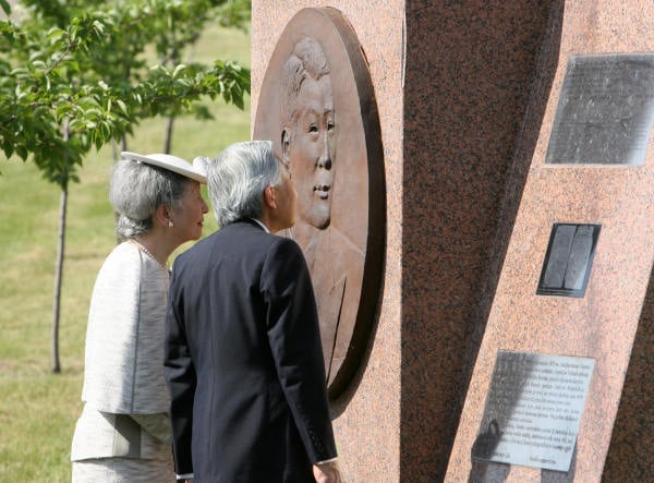 日本明仁天皇和皇后美智子於2007 年5 月26 日在維爾紐斯參觀日本外交官杉原千畝的紀念碑。