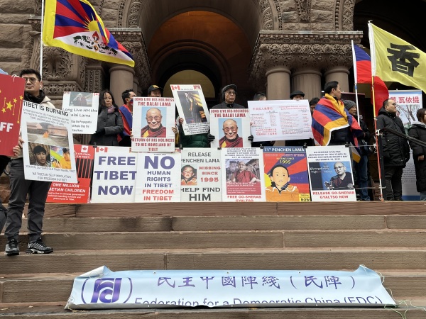 2023年12月10日，公民會、民陣、藏人團體、大多地區越南社區等數百人在加拿大多倫多舊市政庭大樓前舉辦國際人權日集會，抗議中共暴政。圖為多倫多港人Maggie Leung（左一）（看中國攝）