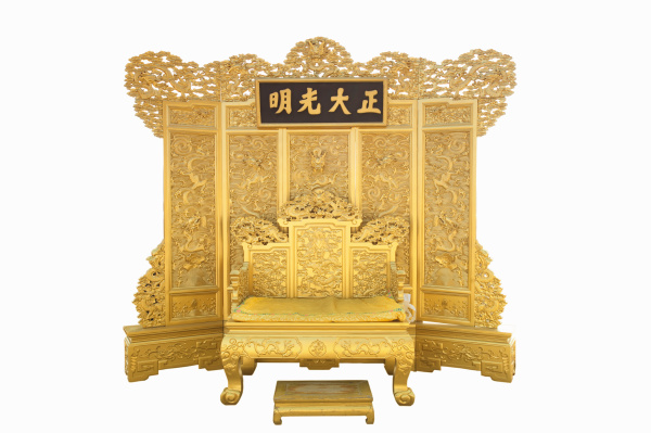 故宮的龍椅的全稱叫髹金雕龍木椅