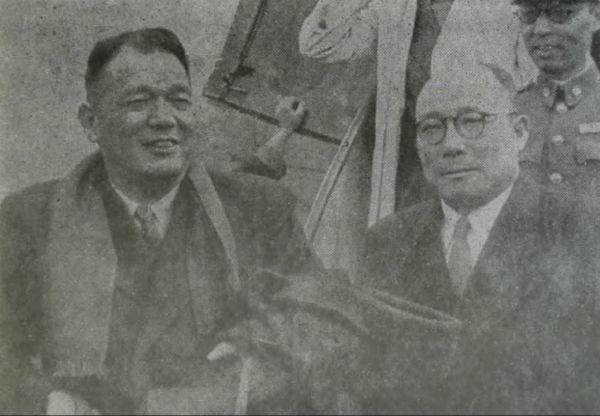 1949年，投共的黃紹竑（左一）與屈武。