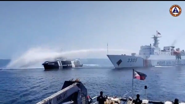 中国海警在南海用高压水柱攻击菲律宾船只