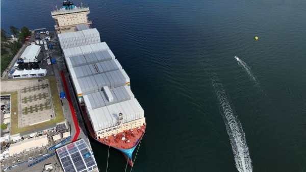 图为2023年9月14日，马士基的全球第一艘以甲醇燃料为动力的货柜船“劳拉马士基号”（Laura Maersk）装有大量集装箱。