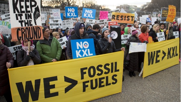 2017 年 1 月 24 日，Keystone XL 和 Dakota Access 管道的反對者在華盛頓特區白宮旁的拉法葉公園舉行抗議集會。 （SAUL LOEB/AFP via Getty Images)