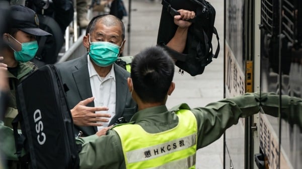CECC呼吁行政当局加强制裁破坏香港民主自治的港官。图为传媒大亨黎智英出席保释听证会。（图片来源：Anthony Kwan/Getty Images）