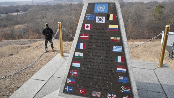 12月19日，聯合國軍司令部宣布恢復板門店非軍事區（DMZ）「共同警備區域」（JSA）國際軍隊士兵攜帶槍支輪值站崗。