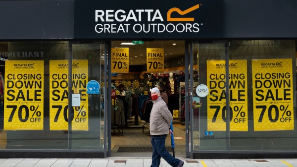 英国卡迪夫（Cadiff)一家Regatta Great Outdoors商店降价促销。