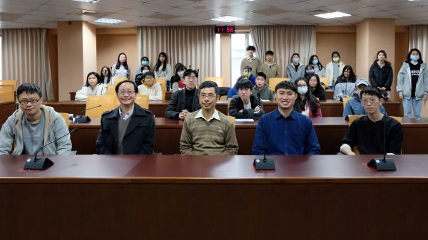 2023年12月19日，天籟吟社名譽理事長楊維仁（左三）赴中央大學鳴皋詩社講堂演講。演講結束與來賓合影。