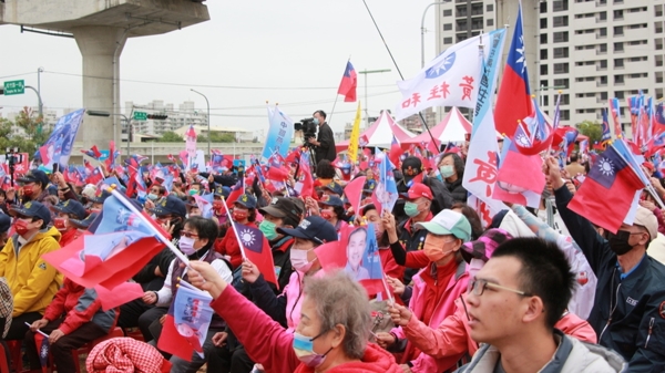 国民党台中市党部17日举办总统与立委竞选总部成立大会活动，吸引许多支持者到场，挥舞国旗高喊口 号。