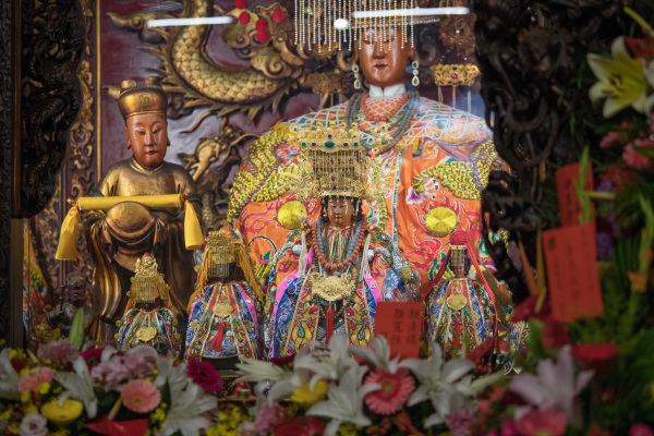 2018年4月23日，台湾台中附近的大甲举行的九天妈祖朝圣活动中，妈祖雕像被抬上轿子返回后，陈列在镇澜宫。