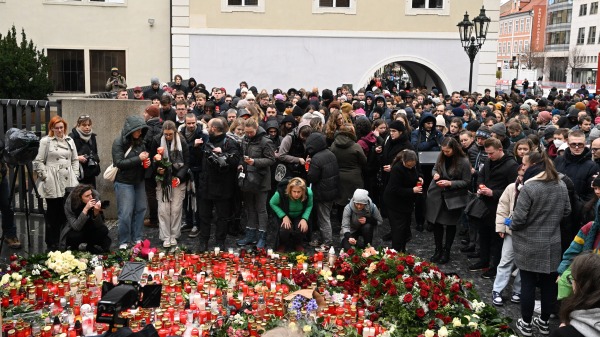 12月22日，民众在布拉格市中心查尔斯大学外前哀悼枪击案遇难者。