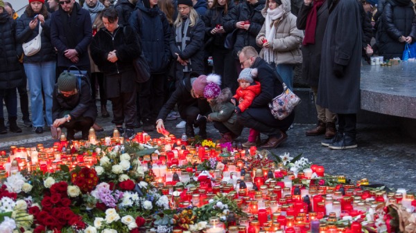12月21日，捷克首都布拉格查理大學（Charles University）發生了校園槍擊案，而造成14人死亡和25人受傷。圖為12月22日，布拉格市中心查爾斯大學外，人們在臨時紀念碑前點燃蠟燭，哀悼遇難者。