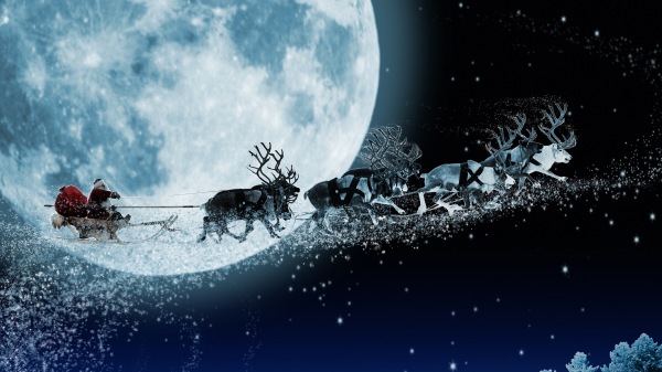 圣诞老人在圣诞前夜乘着由驯鹿拉的飞天雪橇派礼物给小孩子们
