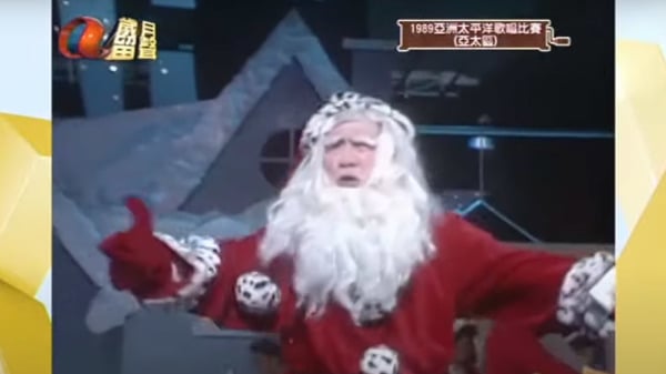 已故鬼才作家黃霑1989年演唱聖誕歌，歌詞被指是神預言。（圖片來源：視頻截圖）