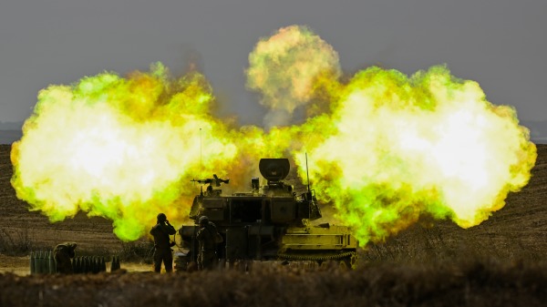 以色列士兵在内蒂沃特（Netivot）附近炮击加沙地带哈马斯军事目标。