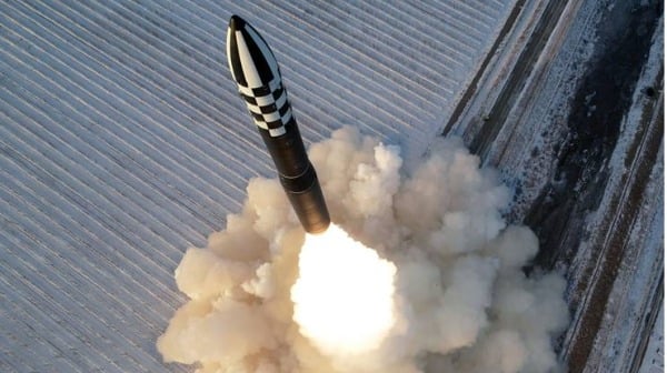 12月19日，朝鮮勞動新聞報導稱，18日發射的遠端彈道導彈是使用了固體燃料的新型洲際彈道導彈「火星-18型」，最高領導人金正恩現場指導了「發射訓練」。