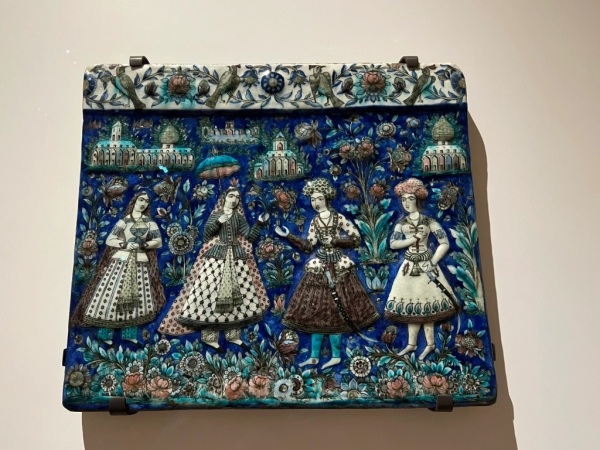 中東是文化交匯處，這個琉璃彩繪瓷磚的淑女們帶裙撐的裙子和小陽傘更像歐洲風格。