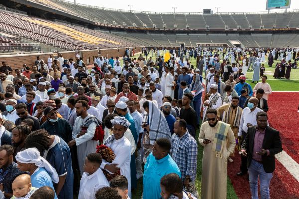 2021年7月20日，美國穆斯林信徒在明尼蘇達州明尼阿波利斯市的亨廷頓銀行體育場聚集，參加開齋節（艾德哈節）的祈禱和慶祝活動。