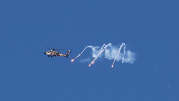 2023年12月4日，以色列军队和哈马斯武装分子在加沙地带持续交战，一架以色列空军攻击直升机向哈马斯目标发射导弹。