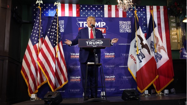 共和党总统候选人前总统唐纳德・特朗普于2023 年12 月2 日在爱荷华州安克尼的威士忌河酒吧举行的党团竞选活动上发表讲话。（Scott Olson/Getty Images)