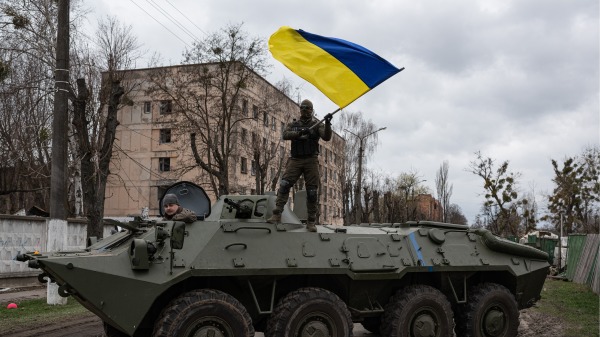 在霍斯托梅爾（Hostomel），烏克蘭士兵站在裝甲車上揮舞著國旗。