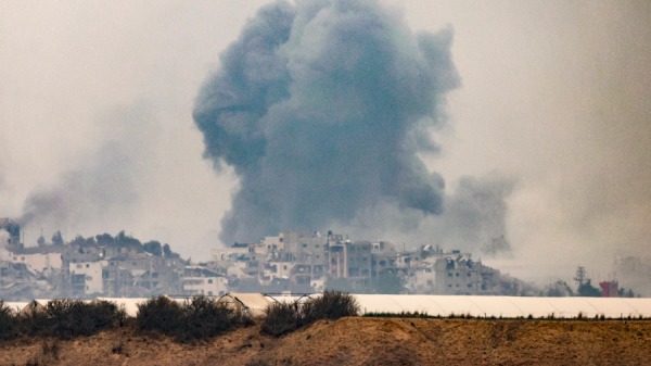 2023年12月5日，在以色列南部靠近加沙走廊边境拍摄的照片显示，以色列与激进组织哈马斯之间的战斗仍在持续，以色列轰炸后浓烟滚滚。