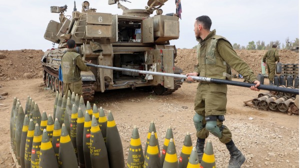 2023年12月5日，以色列炮兵部队在加沙走廊边境附近拍摄，当时以色列与激进组织哈马斯之间的战斗仍在继续。(图片来源: GIL COHEN-MAGEN/AFP via Getty Images)