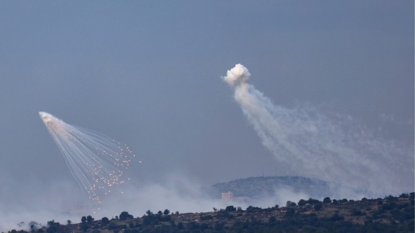2023年12月8日，砲彈在黎巴嫩南部Aita al-Shaab村莊周圍的山上爆炸，當時加沙地帶南部以色列軍隊與哈馬斯武裝分子仍在交戰。
