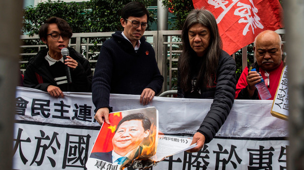 图为2019年1月5日，香港民主派组织社民连在中联办前焚烧习近平海报。（图片来源：Getty Images）