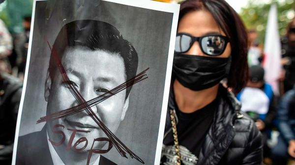 分析人士認為，中共的「好朋友」牌失靈了，在國際上失去地位。圖為2019年9月波蘭華沙發起支持香港的示威，抗議習近平破壞「一國兩制」。（圖片來源：Getty Images）