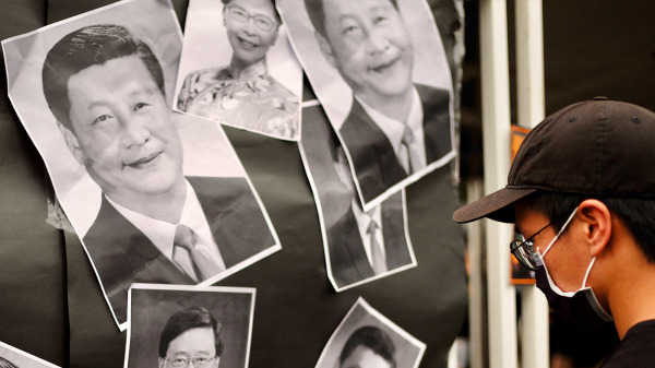 圖為2022年6月12日，示威者在臺灣集會，表達對香港抗爭的支持。示威者將習近平、林鄭月娥、李家超的黑白照片貼在牆上以示不滿。（圖片來源：Getty Images）
