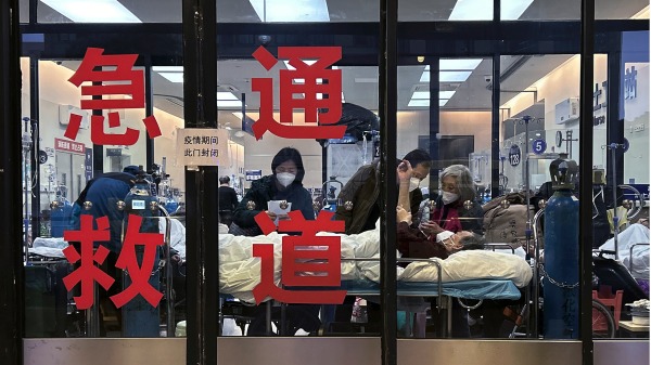 2023年1月14日，中国上海一家医院的急诊室被用作溢出区，从封闭的入口通道可以看到患者和护理人员。自政府结束近三年严格的 COVID 零控制以来，中国的医疗保健系统一直在努力应对 COVID-19 感染的激增。根据北京大学的一项研究，至少有 9 亿人被感染。（Kevin Frayer/Getty Images)）(16:9)
