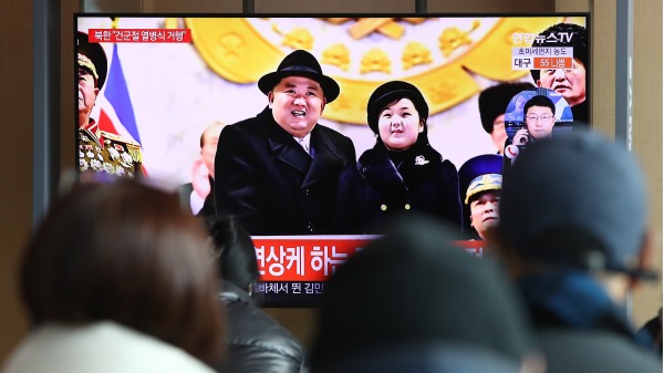 2023年2月8日，朝鮮平壤舉行朝鮮人民軍建軍75周年閱兵式朝鮮領導人金正恩和他的女兒金朱愛（中）在閱兵臺上。