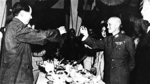 蔣介石親自向中共首領毛澤東敬酒，毛則高呼蔣介石萬歲。