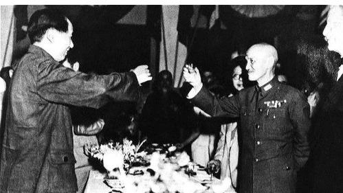 圖為蔣介石與毛澤東在重慶。