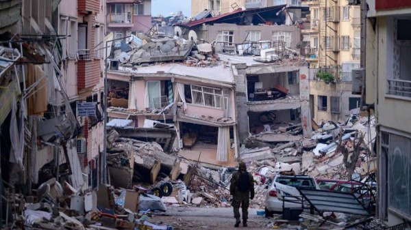 2023年2月12日，在土耳其東南部發生7.8 級地震後，一名土耳其士兵在哈塔伊被毀的建築物中行走。