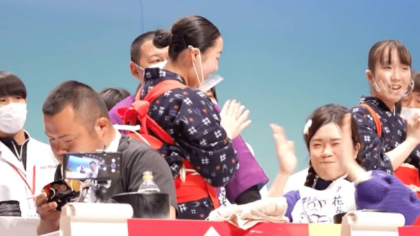 台湾YouTuber小慧在日本岩手县花卷市参加第65届“元祖一口面全日本大赛”，在5分钟内吃完208碗荞麦面，成为个人赛女子组第2名。