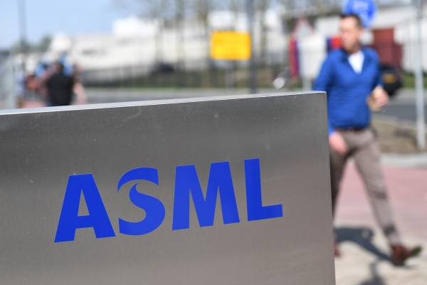 2018年4月17日，在Veldhoven，一名员工走过荷兰半导体设备大厂阿斯麦（ASML)。）
