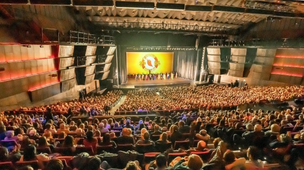 2023年2月16日晚，神韻紐約藝術團在巴黎國際會議中心的第三場演出爆滿。