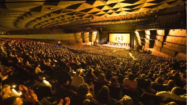 2023年2月18日晚，神韵纽约艺术团在巴黎国际会议中心第六场演出大爆满。